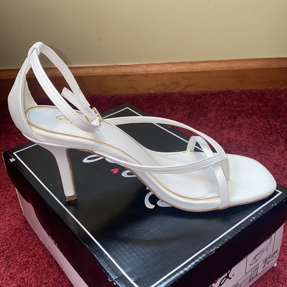 Qupid White Strappy Heel Sz: 7.5 - Picture 3 of 7